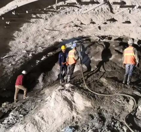 达拉特隧道拱顶带模注浆料，微膨胀注浆料的特点及施工工艺